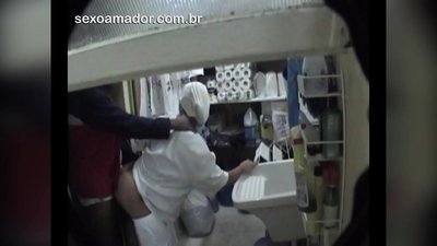 Motoboy ya yi jima'i da mace mai tsabta a gidan abinci tsakanin bayarwa