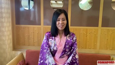 Wata mata ‘yar kasar Japan mai shekaru 41 ta damfari mijinta kuma samarin sun yi lalata da kudi. Karuwar Asiya tana son jima'i mai launin fata mai gashi, jarfa da busa. al'aura tsaye doggy IFOM OSAKAPORN