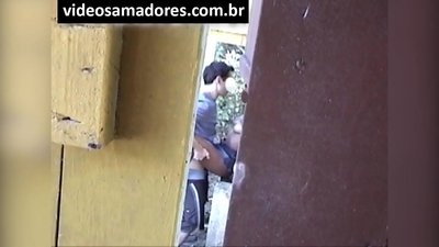 Voyeur yana yin fina-finai matasa ma'aurata suna batsa har sai ya gano faifan bidiyo
